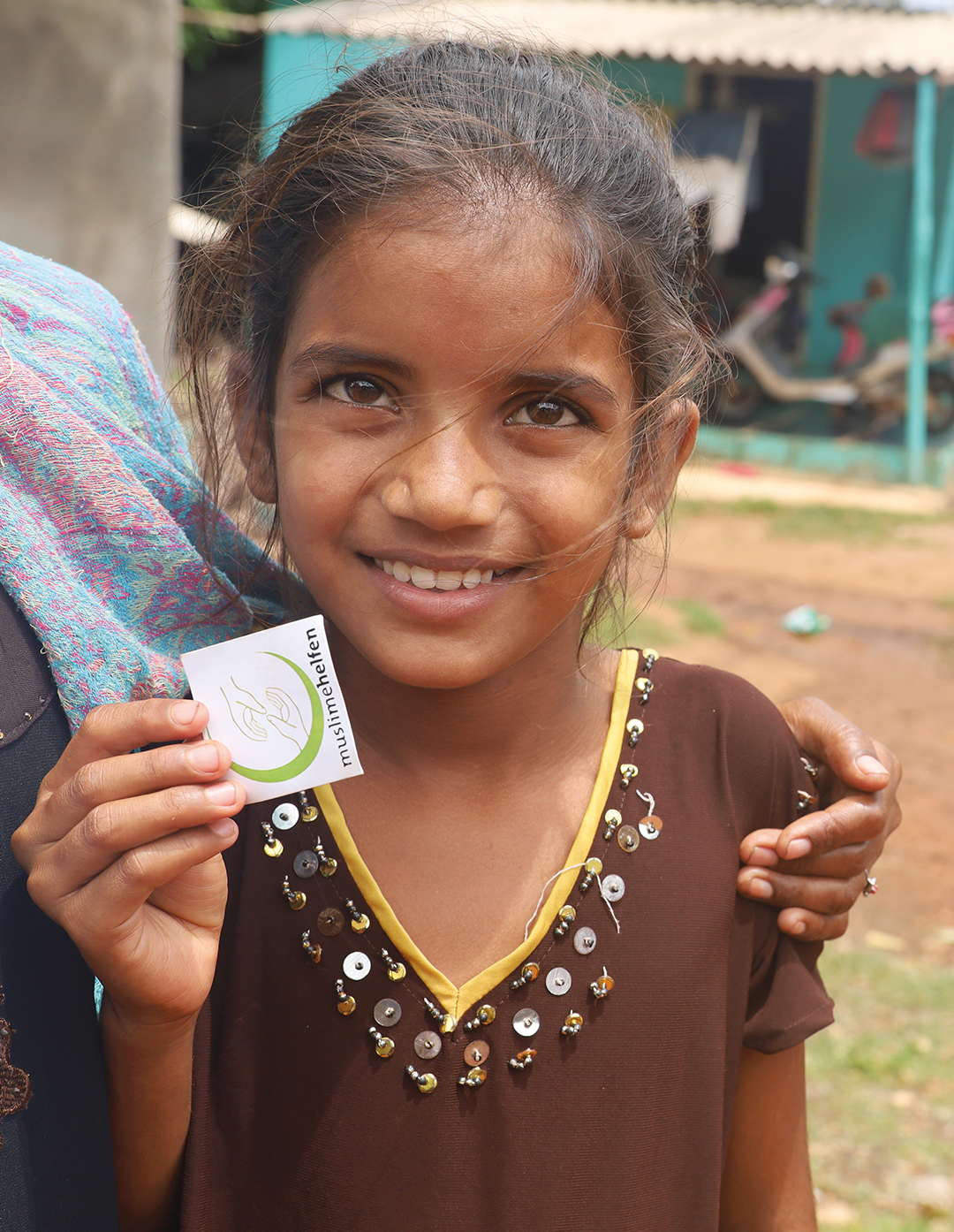 Indien- Haushalte erhalten Marken mit mh-Logo, gegen die sie Hilfsmittel erhalten