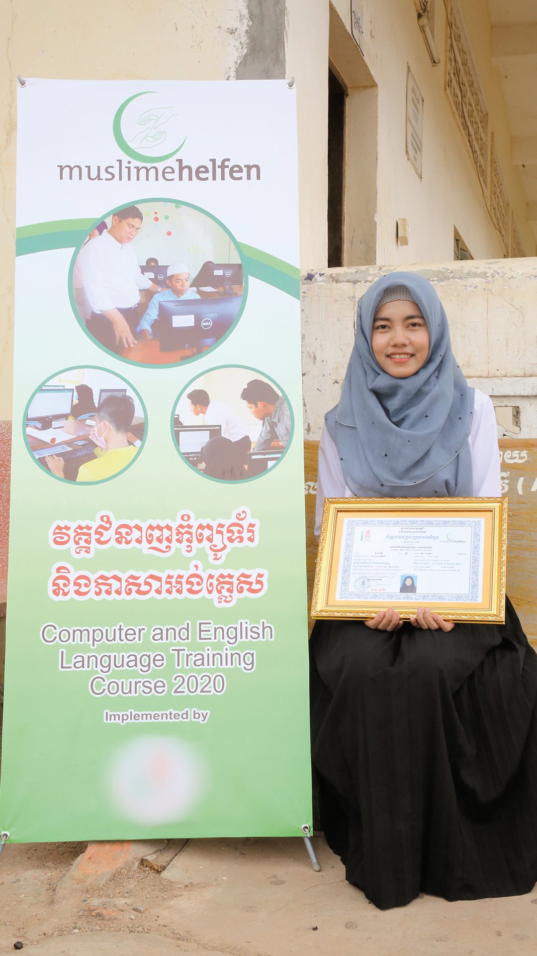 Kambodscha: Samy mit ihrem Zeugnis nach erfolgreichem Abschluss des Computer- und Englischkurses 2020