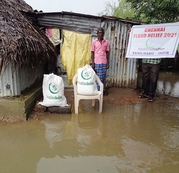 Bei der Verteilung von Lebensmitteln nach schweren Überschwemmungen konnten 448 bedürftigen Familien berücksichtigt werden