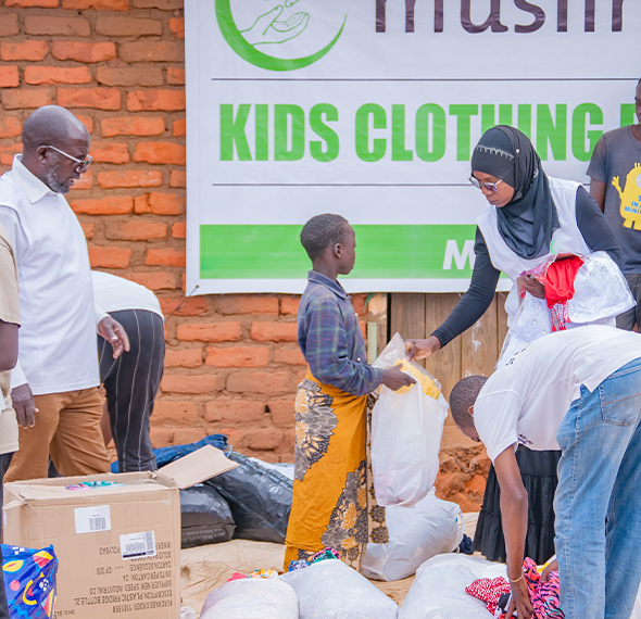 Bei der Verteilung von neuer Kleidung konnten 400 Kinder aus bedürftigen Familien berücksichtigt werden