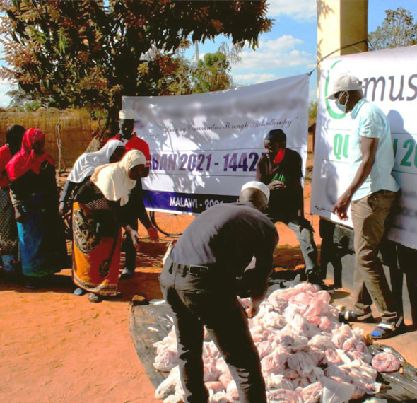 Bei der Verteilung von Lebensmitteln und Kurbanfleisch zum Opferfest konnten 700 bedürftige Familien berücksichtigt werden
