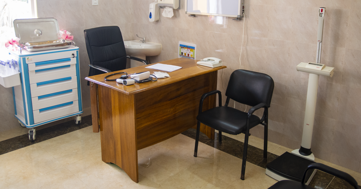 Kenia: Das Stationszimmer der Krebsstation dient auch als Sprechzimmer.