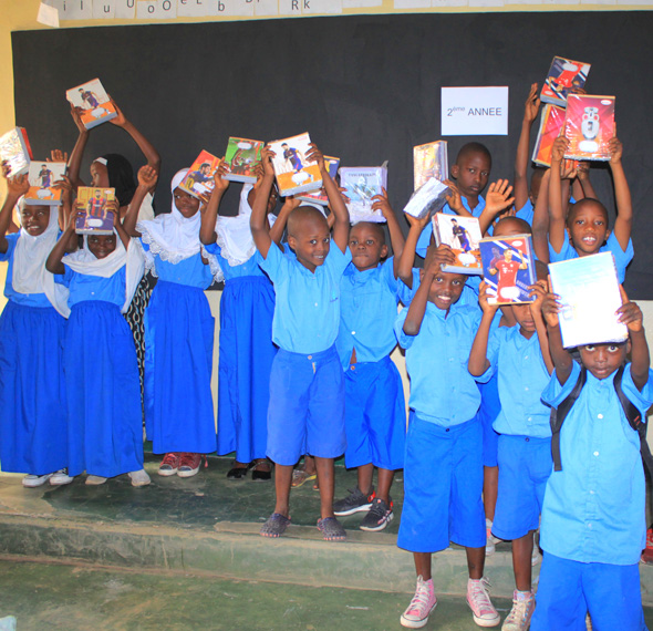 Kinder aus der muslimehelfen-Schule für Waisen in Burundi 2023 freuen sich über neues Schulmaterial.