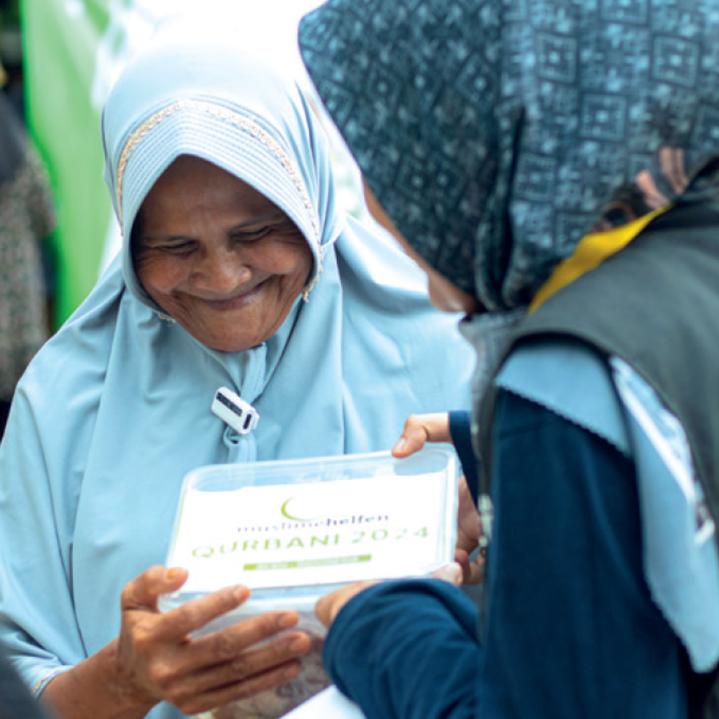 Freudiger Empfang des Kurban-Fleischs in Aceh, Indonesien.